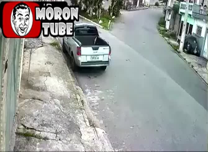 Video :A biker dies instantly after being involved in a horrific accident